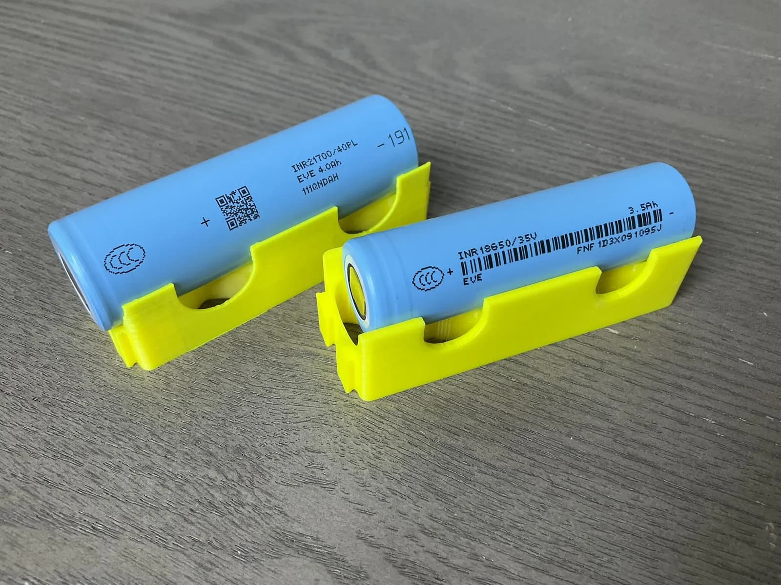 Two cylindrical lithium-ion cells of the 18650 and 21700 sizes side by side