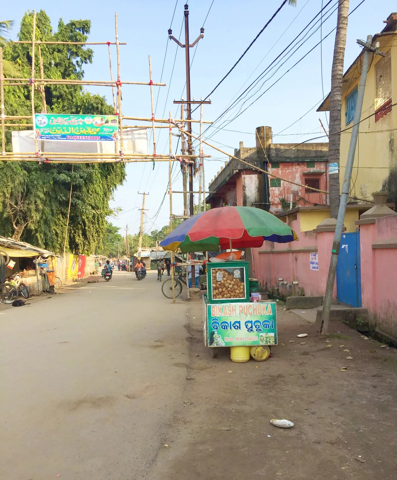 A small panipuri (puchka) cart with an umbrella on a roadside in Balasore, Odisha