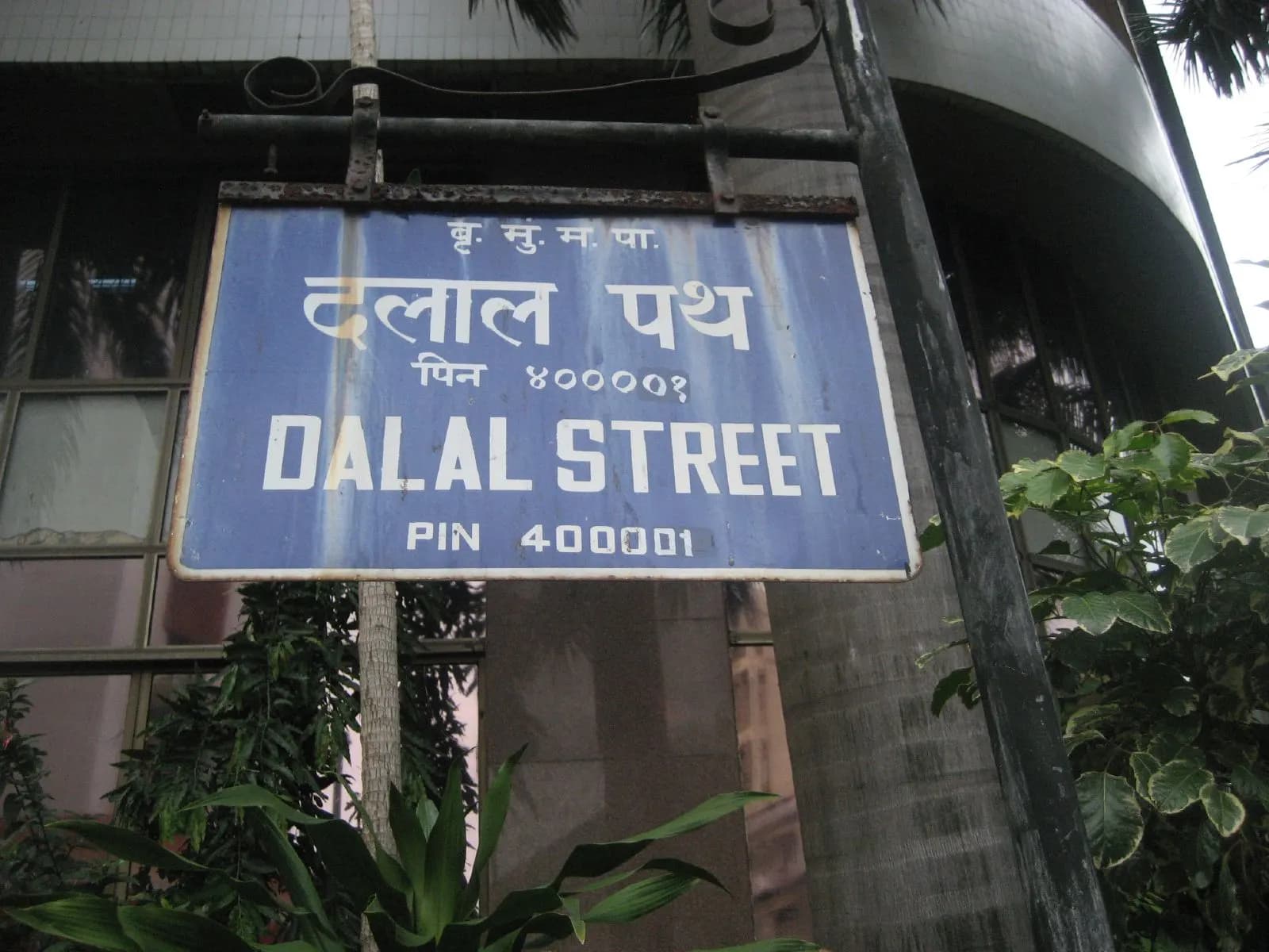 Blue street sign reading Dalal Street, PIN 400001, in Mumbai's Fort area