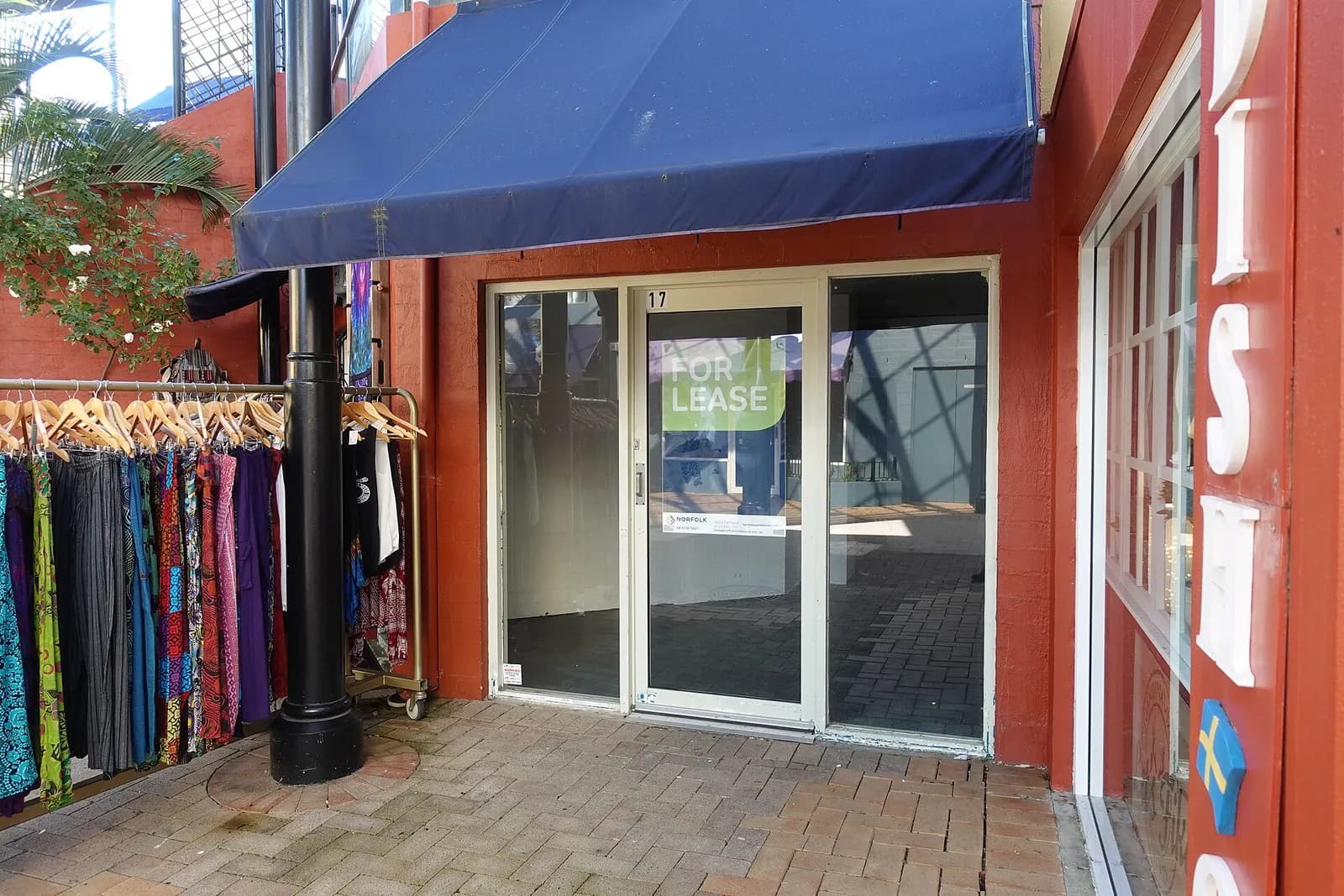 Empty shopfront with a For Lease sign on its glass door in the Fremantle malls, Western Australia