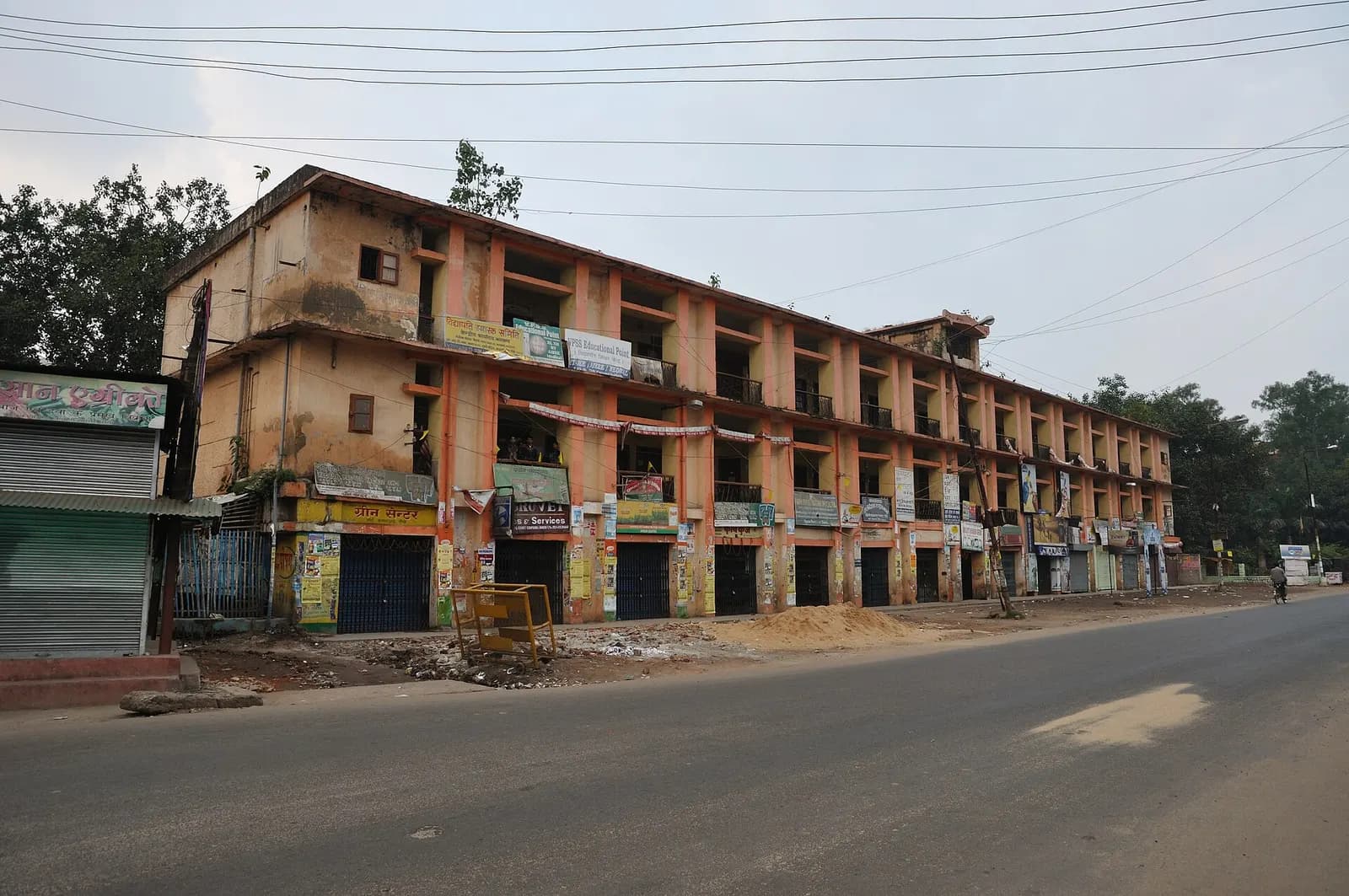 Court Compound Market building on Circular Road, Ranchi, with small shops on the ground floor
