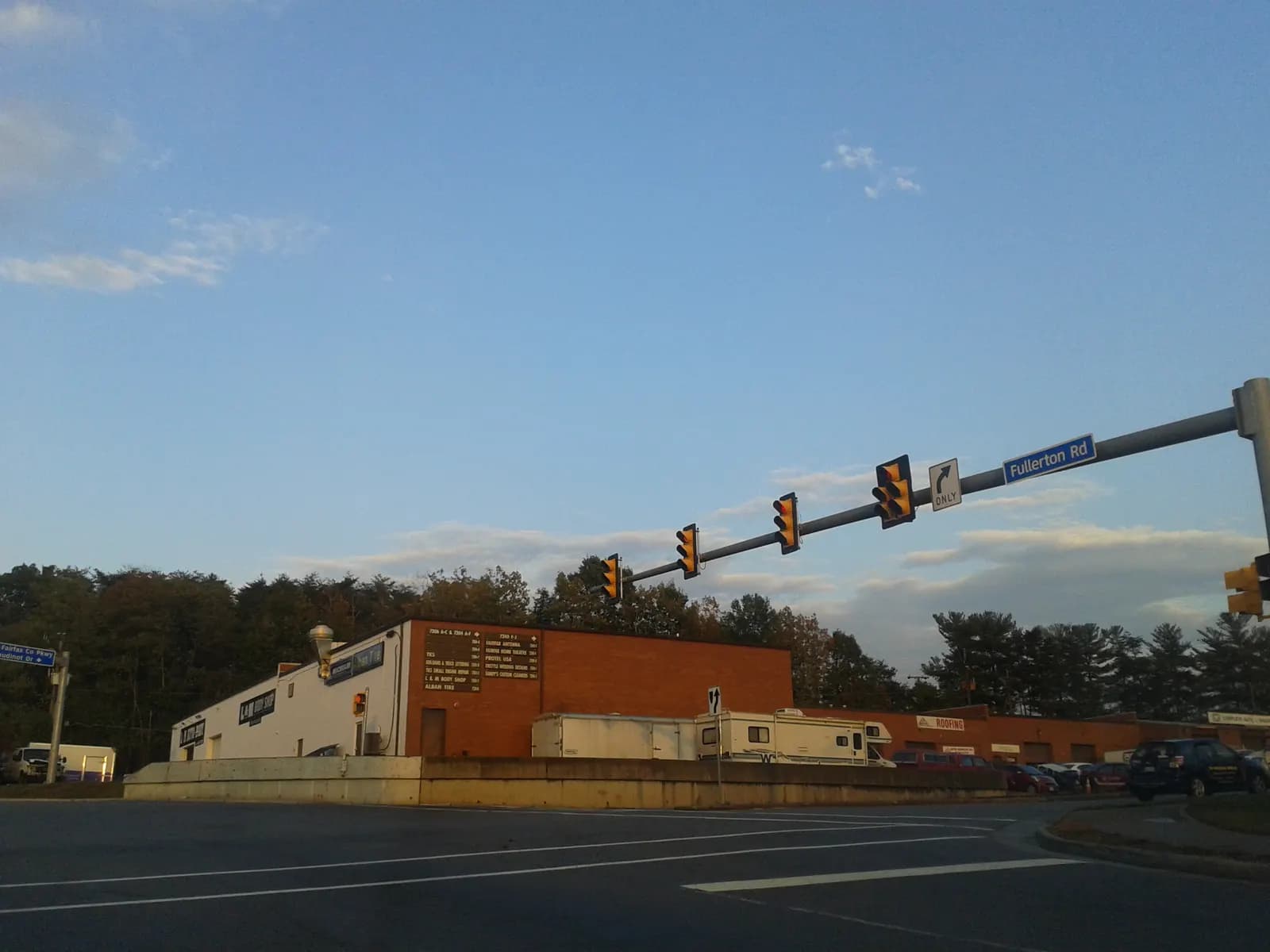 Single-storey light industrial building with loading doors in Newington, Virginia