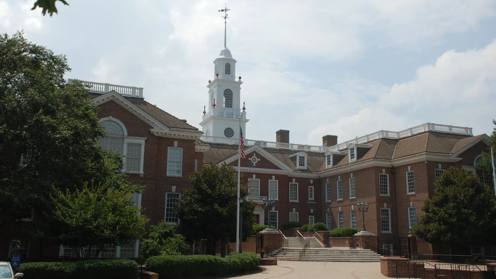 Legislative Hall in Dover, Delaware, a red-brick Georgian Revival building with a white cupola